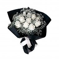 Траурный букет из белых роз с гипсофилой